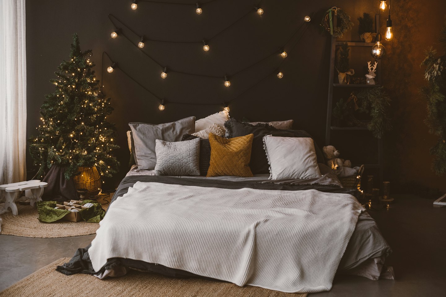 Sapin de Noël décoré et lit avec des lumières de fête.